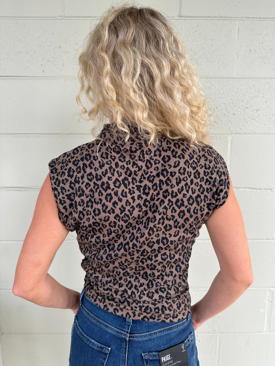 Amara Print Ribbed Power Shoulder Tee - Cobblestone