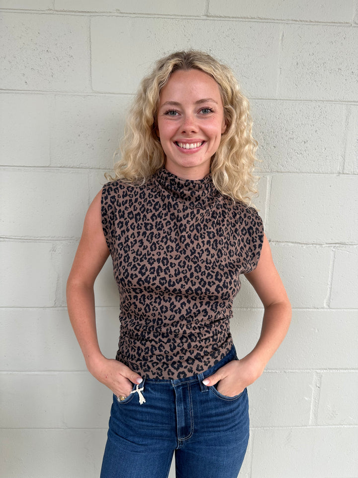 Amara Print Ribbed Power Shoulder Tee - Cobblestone