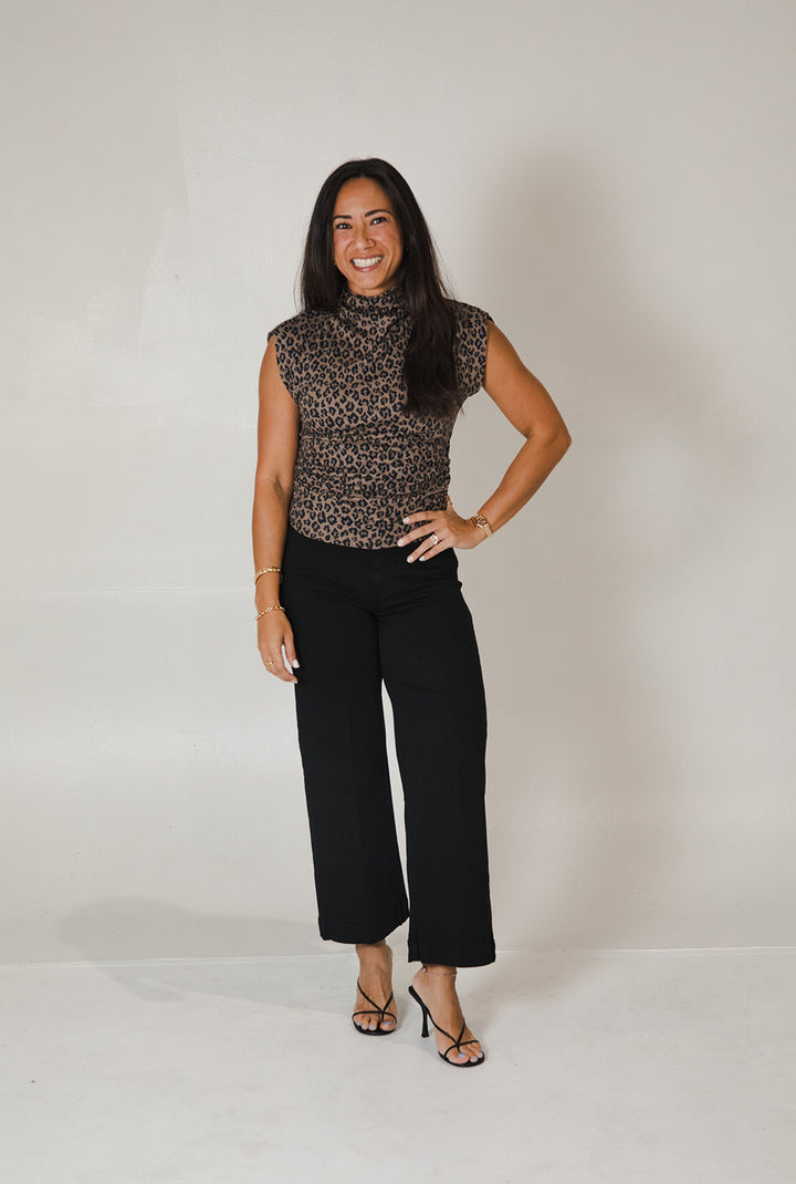 Amara Print Ribbed Power Shoulder Tee - Cobblestone
