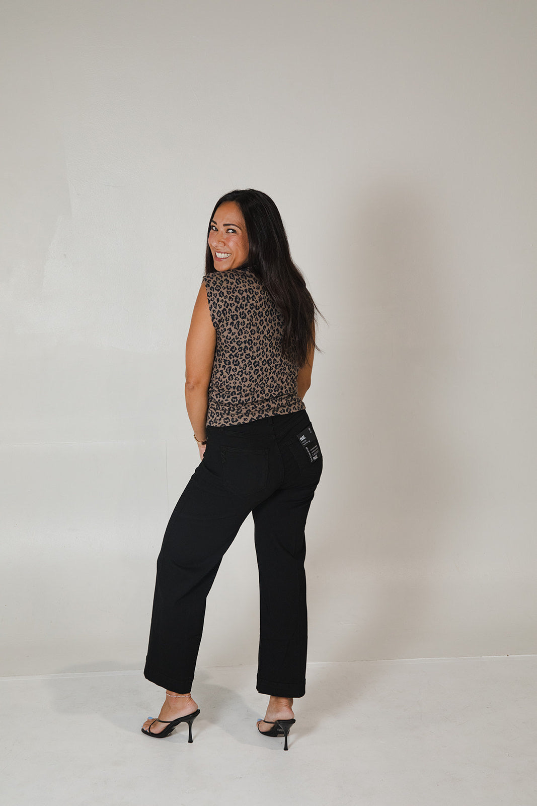 Amara Print Ribbed Power Shoulder Tee - Cobblestone