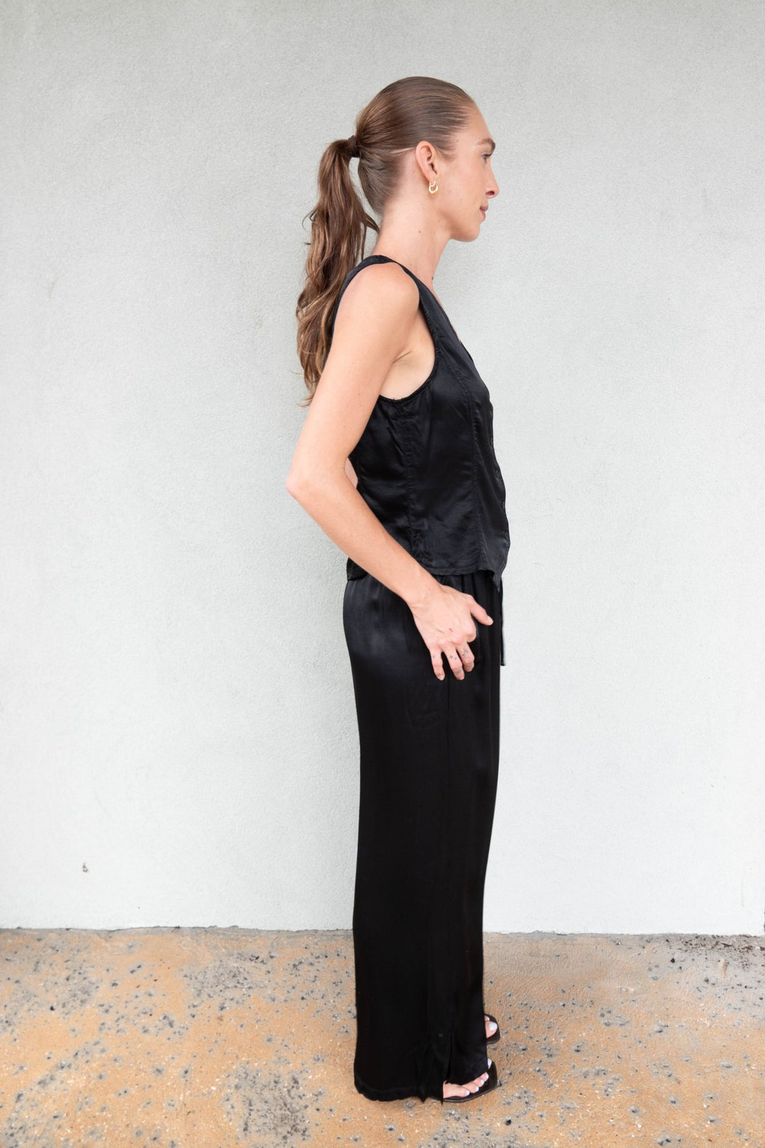 Bay Silky Vest - Black - Jaffi&