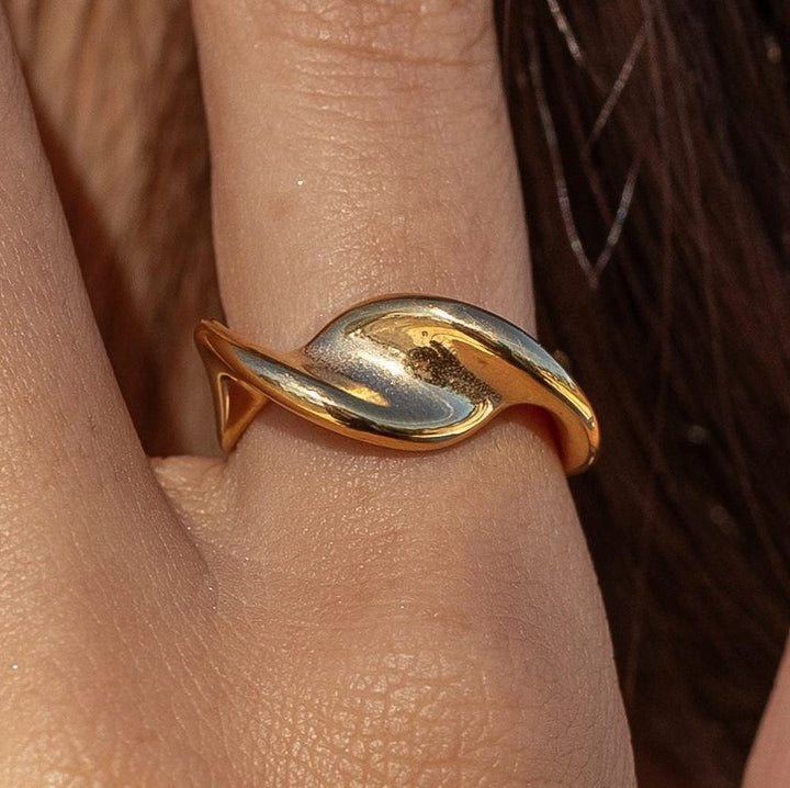 En Pointe Ring