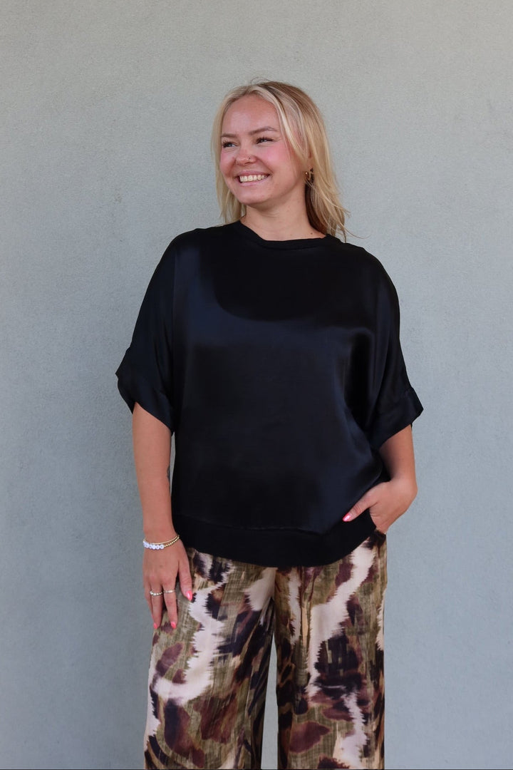 Silky Short Sleeve Top - Black - Jaffi&