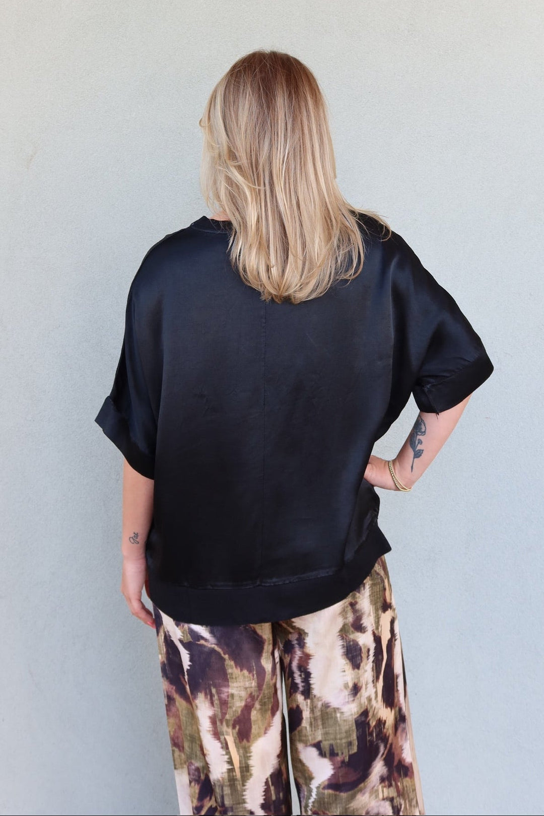 Silky Short Sleeve Top - Black - Jaffi&