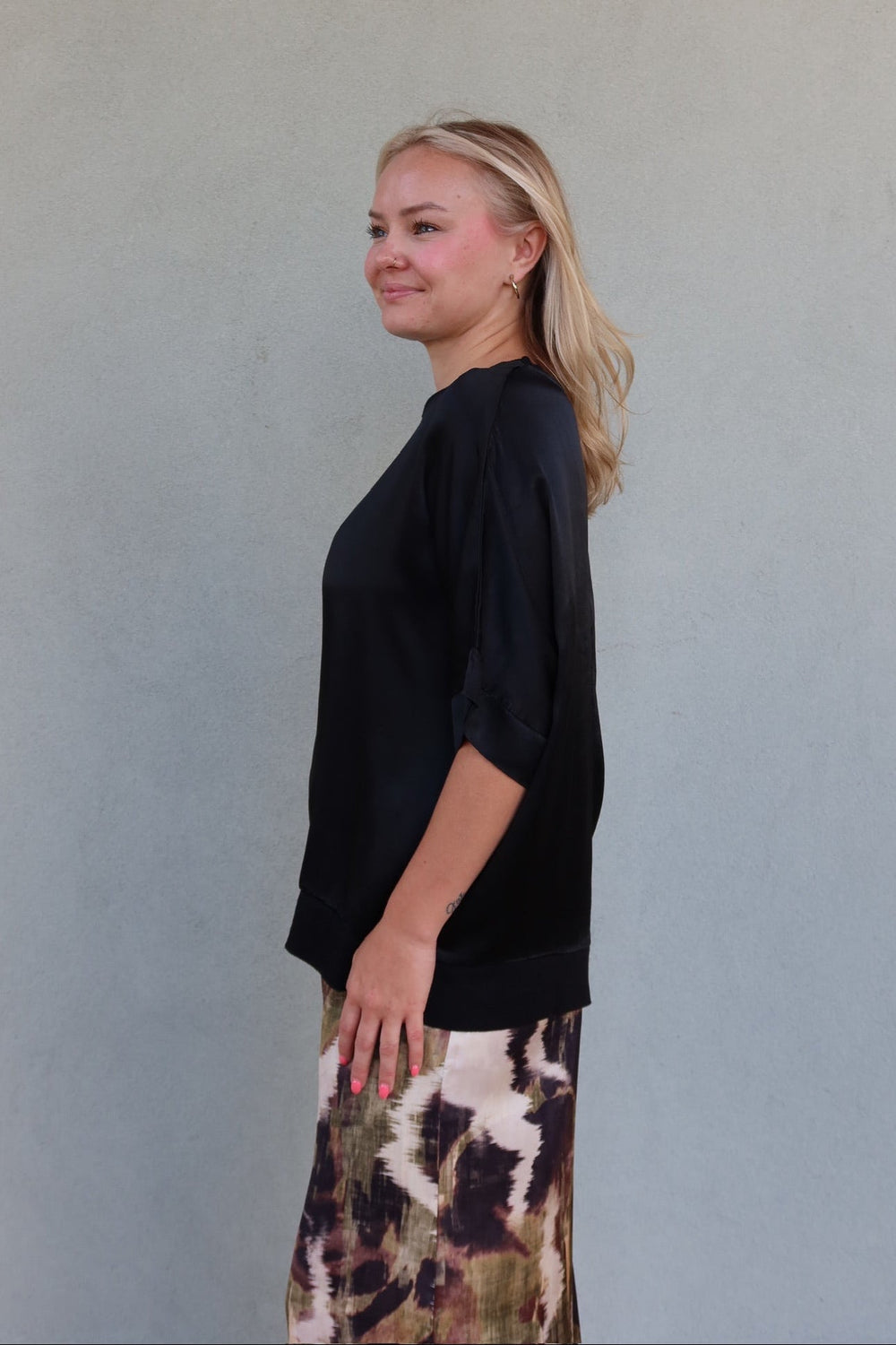 Silky Short Sleeve Top - Black - Jaffi's