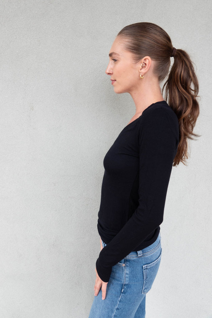 Surina Deep V Long Sleeve Tee - Black - Jaffi&
